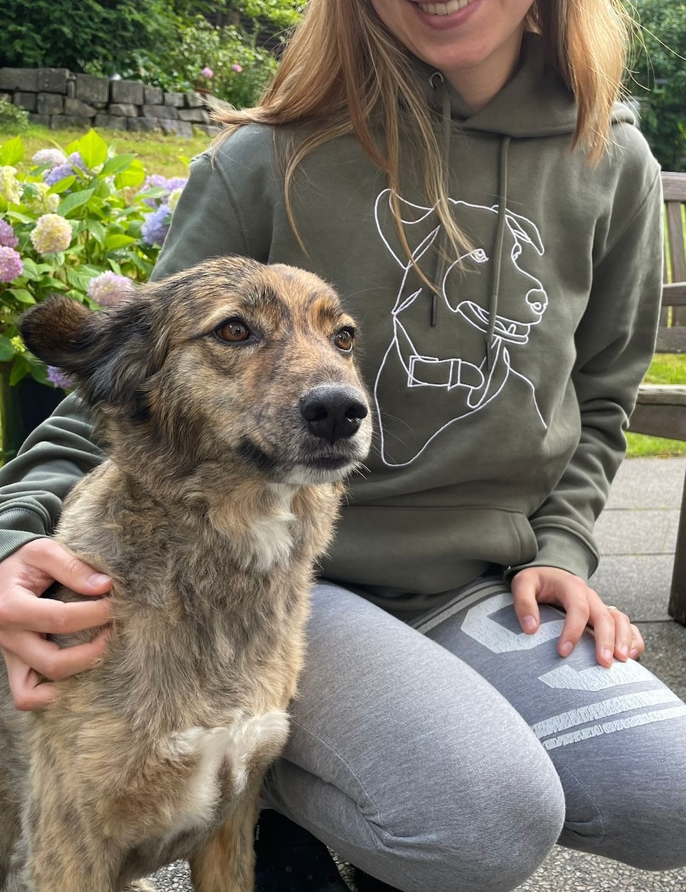 Grön hoodie med personlig hundbroderi