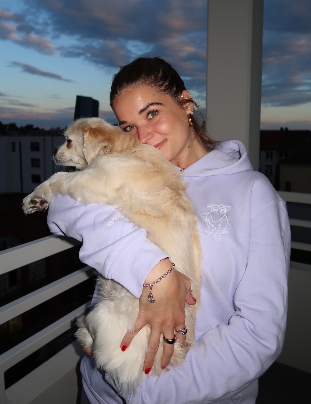Lila hoodie broderad med vit hund