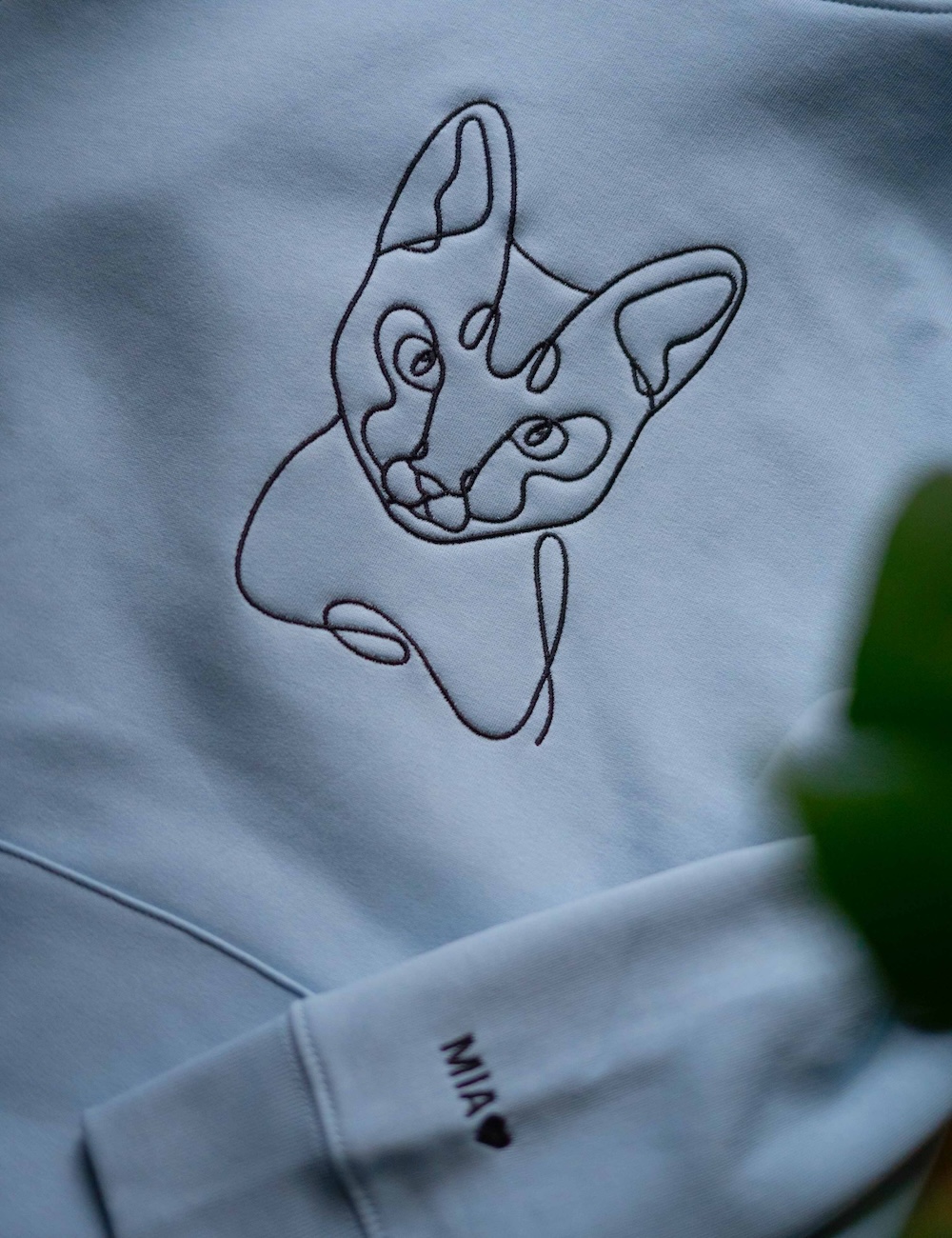 Lila hoodie broderad med vit hund