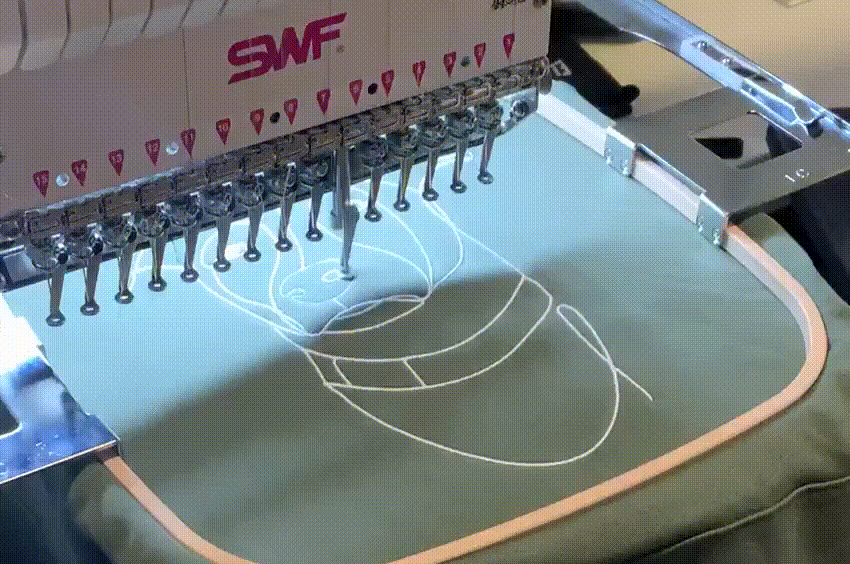 GIF-animation av personlig hoodie-broderi på SWF-broderimaskin