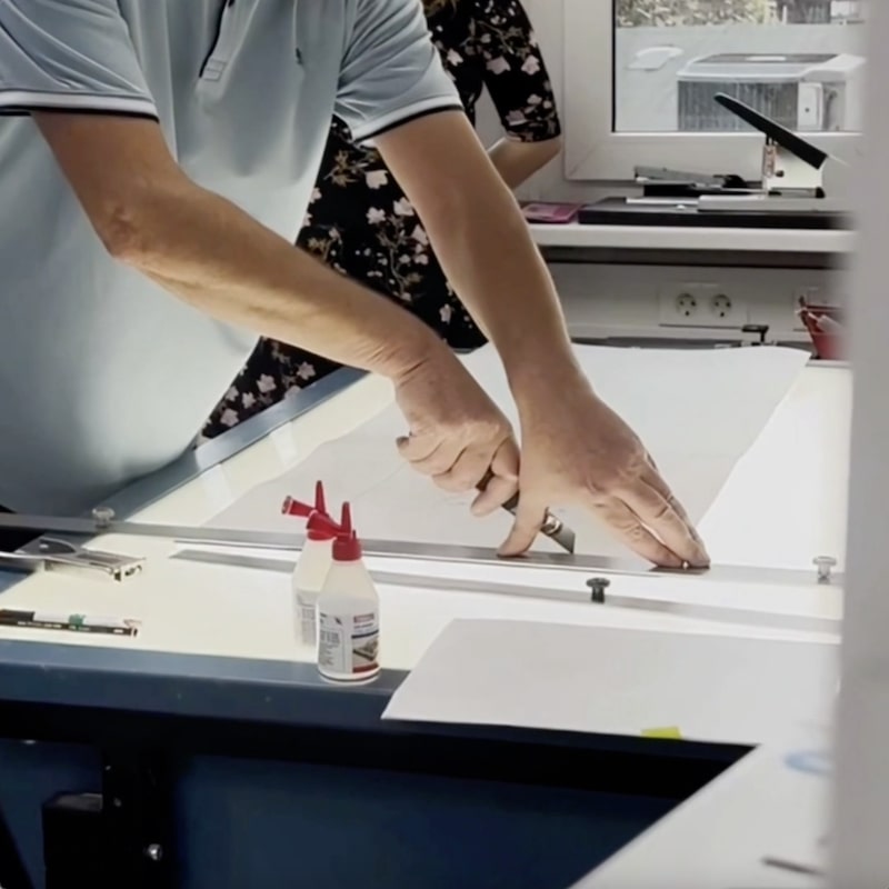 GIF-animation av personlig hoodie-broderi på SWF-broderimaskin