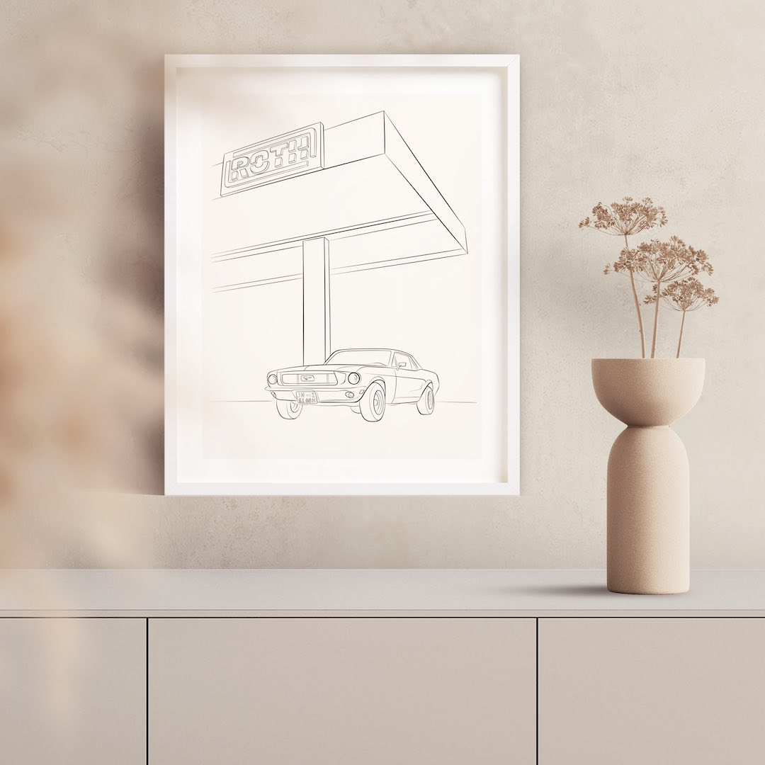 Line Art-teckning av en Ford Mustang i en vit ram på en vägg ovanför en byrå