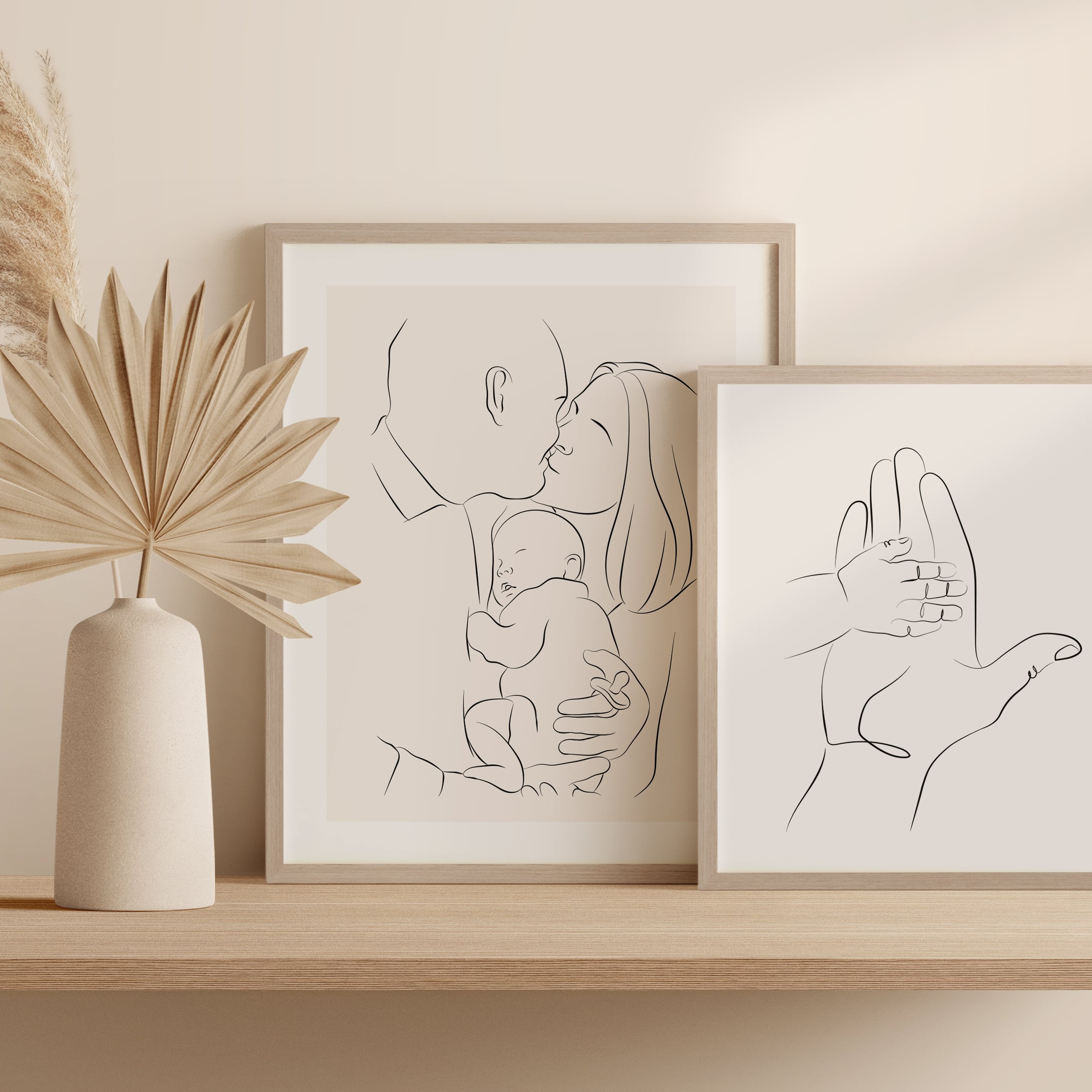 En kombination av två Line Art-teckningar, ett par med en bebis och en liten hand som rör vid en stor hand